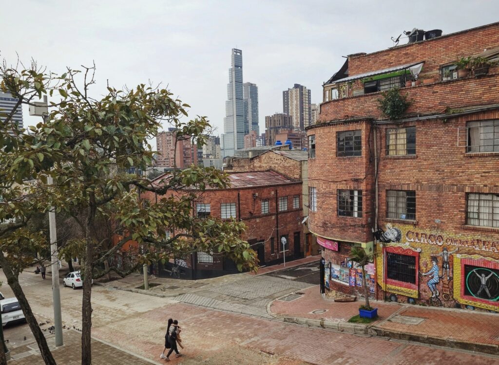 Bogotá, Candelaria, Calle de las Brujas. Na pozadí budova Bacaná.